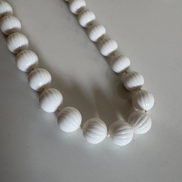 Vintage Trifari White Beaded Necklace 17 inch Ribbed Lucite 1950s Jewelry - Picture 3 of 11